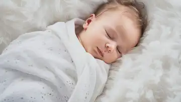 schlafendes Baby mit einer weißen weichen Decke, generiert mit KI