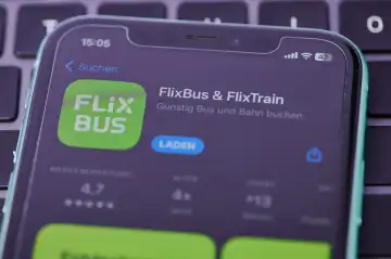 Mainz, Deutschland - 26. März 2023: Symbol der Flix Bus und Flix Train App im App Store auf dem iPhone-Bildschirm