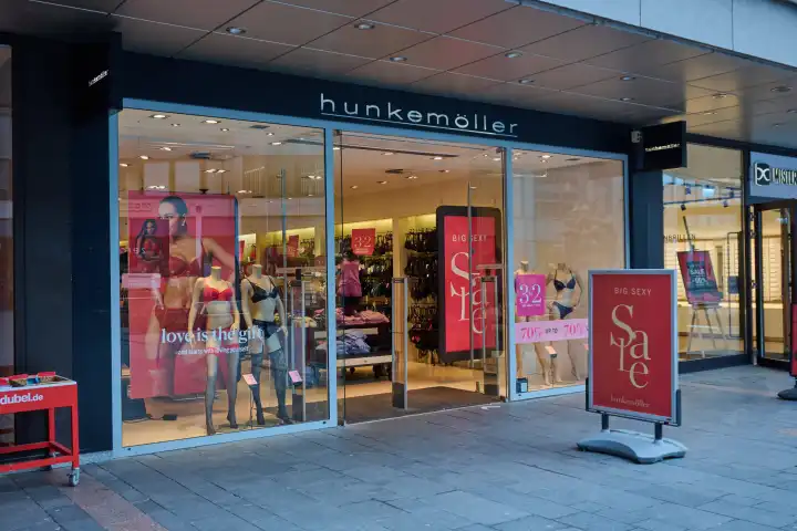 Mainz, Deutschland - 03. Februar 2024: Hunkemöller Store in Mainz City. Hunkemöller ist ein niederländischer Bekleidungshersteller, der sich auf Unterwäsche spezialisiert hat.