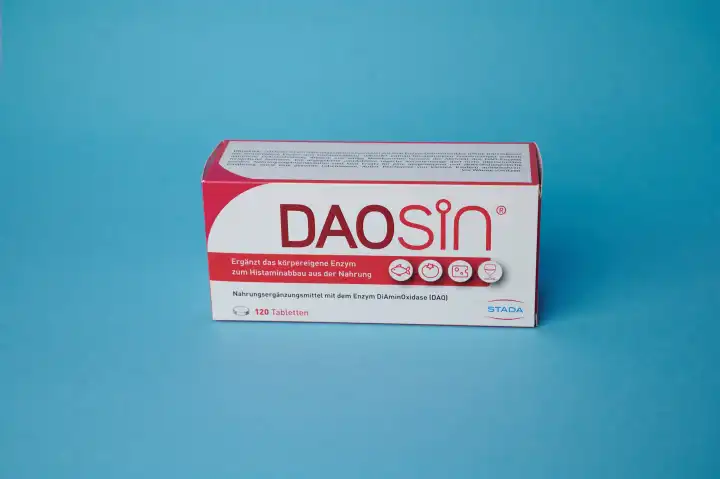 Mainz, Deutschland - 04. Feb 2024: Deutsche Arzneibox mit dem Wirkstoff Daosin des Pharmaunternehmens stada , mit der Histamin aus Lebensmitteln abgebaut wird, zum Beispiel bei Histaminunverträglichkeit