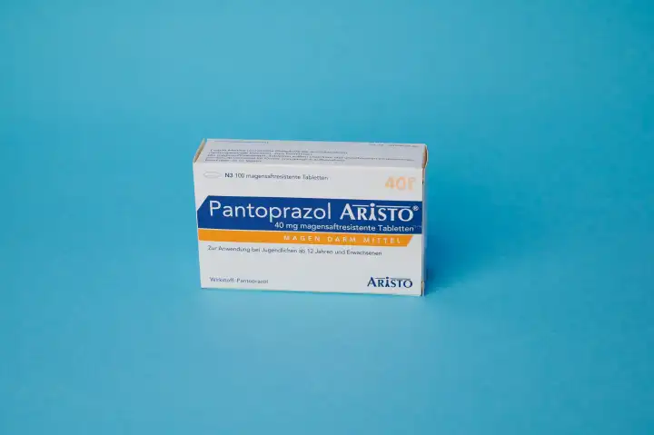 Mainz, Deutschland - 04.02.2024: Deutsche Arzneimittelbox mit dem Medikament Pantoprazol des Pharmaunternehmens Aristo auf blauem Hintergrund