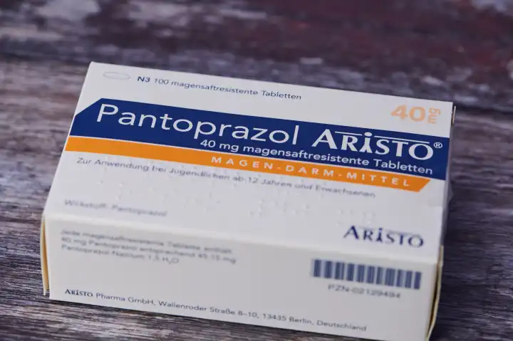 Mainz, Deutschland - 04.02.2024: Deutsche Medizinbox mit dem Medikament Pantoprazol des Pharmaunternehmens Aristo auf Holzuntergrund