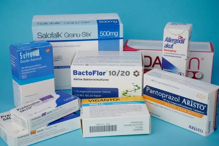 Mainz, Deutschland - 04. Februar 2024: Viele verschiedene Medikamentenpackungen auf blauem Hintergrund, darunter Prednisolon und Pantoprazol