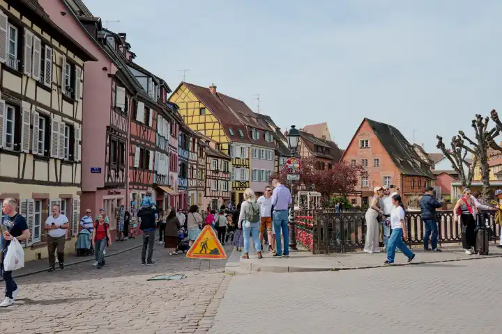 Colmar, Frankreich - 07. April 2024: Touristen auf der Straße: Rue des Tisserands, in der Altstadt von Colmar, Frankreich