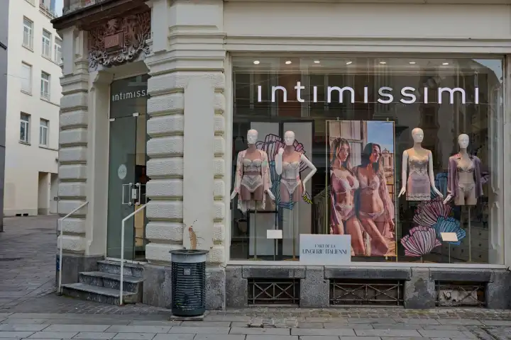 Mulhouse, Frankreich - 07. April 2024: Schaufenster und Logo von Intimissimi. Intimissimi ist ein italienisches Wäschegeschäft in einer Einkaufsstraße in Mulhouse.