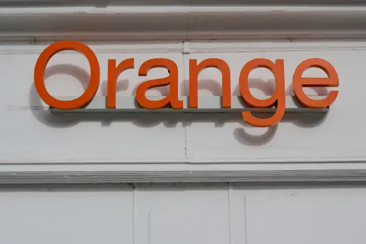 Mülhausen, Frankreich - 07. April 2024: Logo und Zeichen des Mobilfunkunternehmens Orange. Orange ist ein französisches multinationales Telekommunikationsunternehmen.