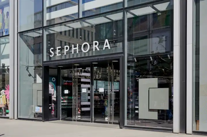 Frankfurt, Deutschland - 11. April 2024: Sephora Ladeneingang in der Einkaufsstraße Zeil in Frankfurt