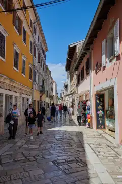 Porec, Istrien, Kroatien - 22. Mai 2024: Touristen in der Altstadt von Porec, Istrien