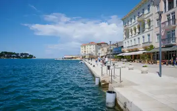 Porec, Istrien, Kroatien - 22. Mai 2024: Touristen an der Uferpromenade von Porec, Istrien