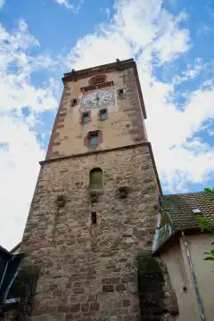 Ribeauville, Elsass, Frankreich - 15. Juni 2024: Der Metzgerturm ist ein mittelalterlicher Torturm in Ribeauvillé, Elsass, und ein Wahrzeichen des Dorfes