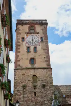Ribeauville, Elsass, Frankreich - 15. Juni 2024: Der Metzgerturm ist ein mittelalterlicher Torturm in Ribeauvillé, Elsass, und ein Wahrzeichen des Dorfes