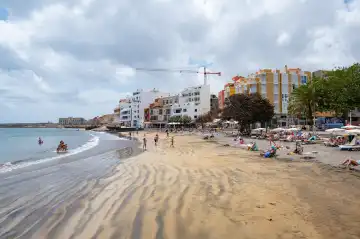 El Medano, Teneriffa, Spanien - 22. April 2024: Menschen am Strand von El Medano, dem Surfrevier von Teneriffa, Spanien