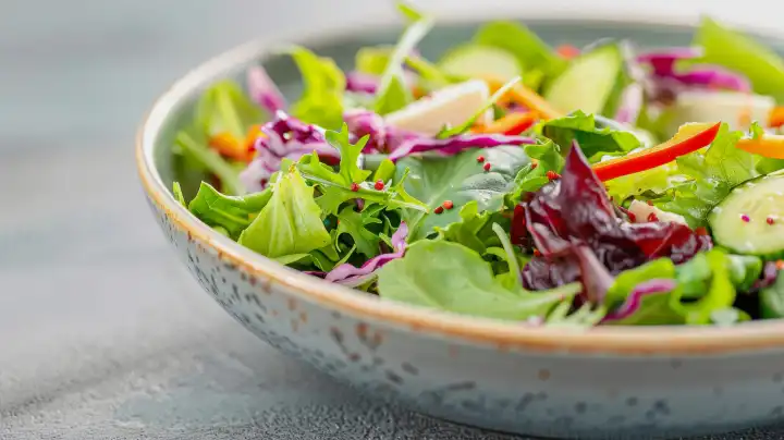 frischer gemischter Salat in einer weißen Keramikschale, AI generiert