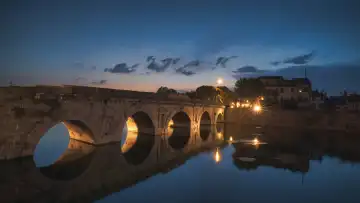 Die römische Brücke von Augustus und Tiberius in Rimini bei Nacht