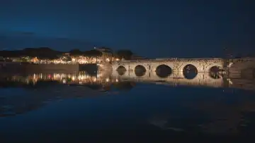 Abend in der Nähe der römischen Augustus-Tiberius-Brücke in Rimini