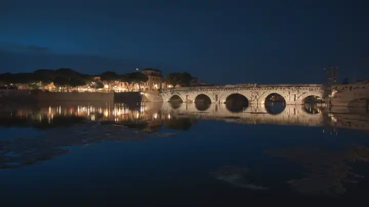 Abend in der Nähe der römischen Augustus-Tiberius-Brücke in Rimini