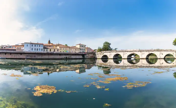 Die antike römische Brücke Augustus Tiberius in Rimini in der Emilia Romagna Italien