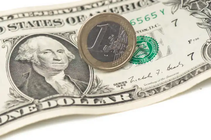 Ein Euro und ein Dollar zusammen auf weißem Hintergrund.