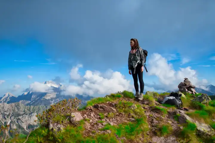 Auf dem Gipfel der Berge. Ein einsames Mädchen blickt auf die Aussicht.