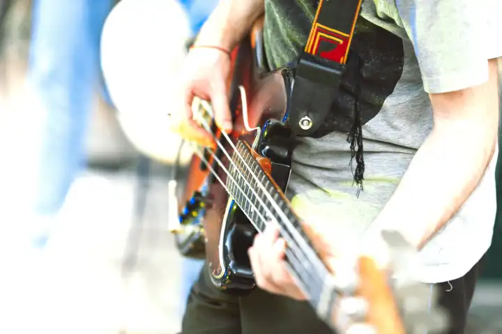 Detail des Bassisten einer Popgruppe während einer Show.