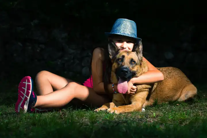 Deutscher Schäferhund mit seinem unzertrennlichen Frauchen, einem kleinen Mädchen.