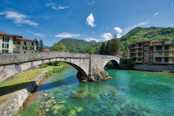 Alte Brücke über den Fluss Brembo in San Pellegrino Terme Bergamo.