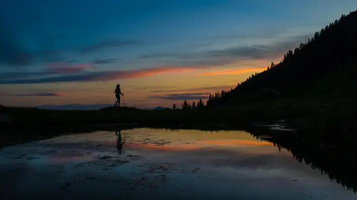 Pilgerfahrt in der Einsamkeit bei Sonnenuntergang in der Nähe eines Sees mit märchenhaften Farben.