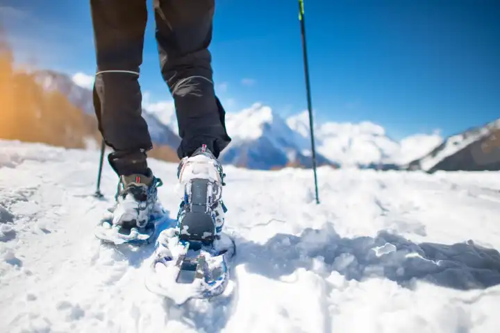 Wandern mit Schneeschuhen im Schnee während der Bergferien.