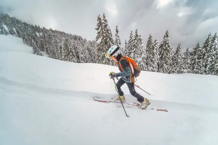 Kleiner Junge übt bergauf Skitouren
