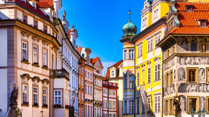 Farbenfrohe Prager Paläste im Spätsommer