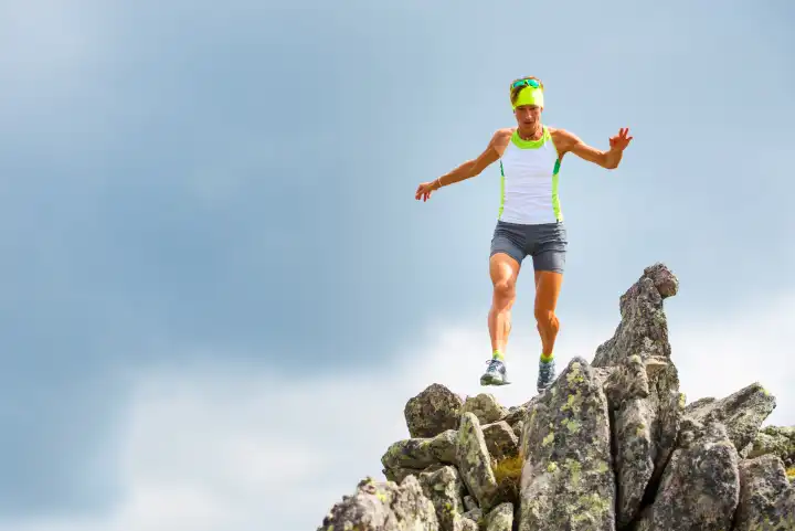 Athletin des Berglaufs trainiert auf den Steinen
