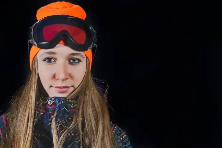 Porträt eines Mädchens mit Skimaske und Snowboard.
