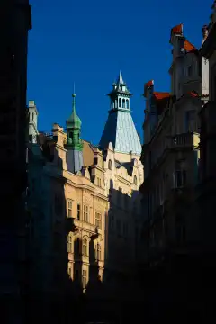 Prag. Schatten und Lichter in den Gebäuden der Stadt