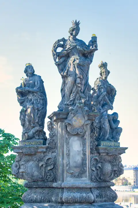 Skulpturengruppe, die die Heilige Barbara, die Heilige Margarete und die Heilige Elisabeth von Ungarn darstellt. Von Ferdinand Brokoff Auf der Karlsbrücke in Prag