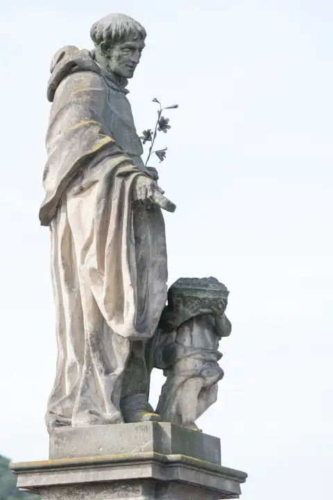 Statue von San Nicola da Tolentino. Ein Werk von Jan Bedřich Kohl. Auf der Karlsbrücke in Prag
