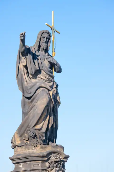 Statue des heiligen Johannes des Täufers. Von Josef Max Auf der Karlsbrücke in Prag