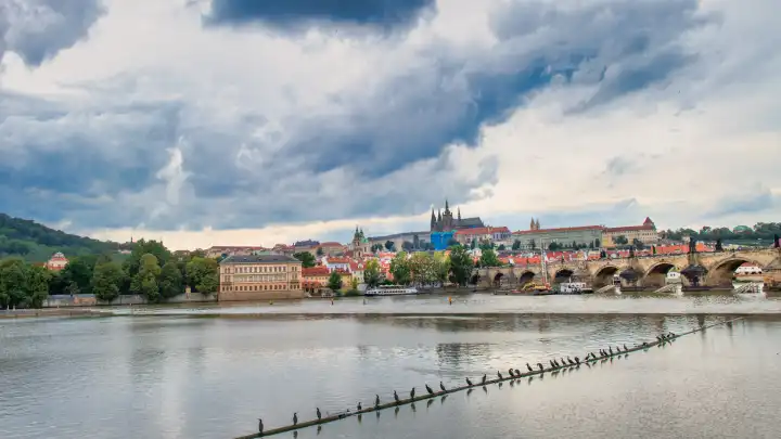 Die Moldau in Prag bei aufkommendem Gewitter