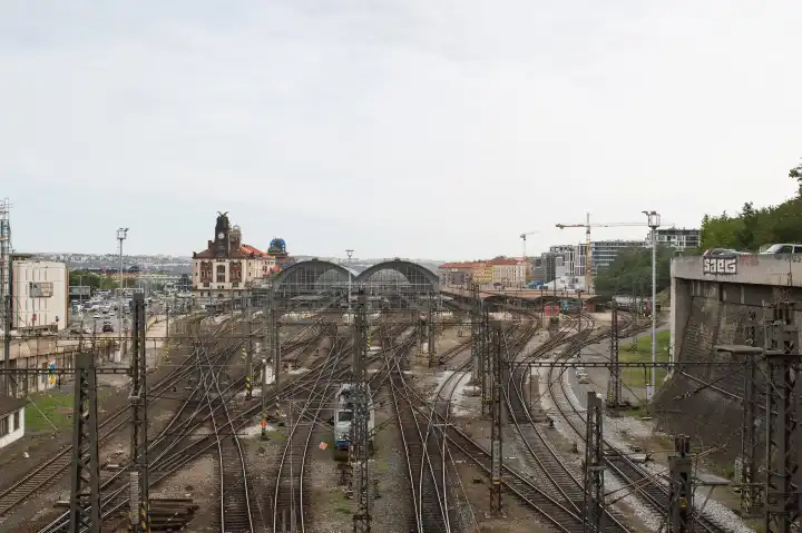 Prag, Tschechische Republik - 6. September 2019: Gleise des Prager Bahnhofs