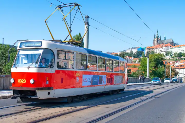 Prag, Tschechische Republik - 5. September 2019: Straßenbahn in Prag fährt über eine Brücke über die Moldau