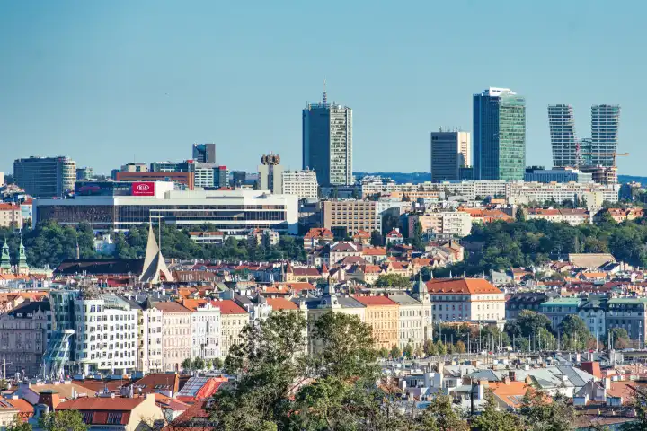 Blick auf das moderne Prag mit Wolkenkratzern im Stadtteil Pankrac