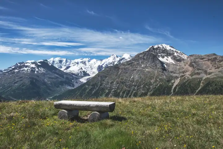 Ländliche Holzbank mit Blick auf die Schweizer Alpen