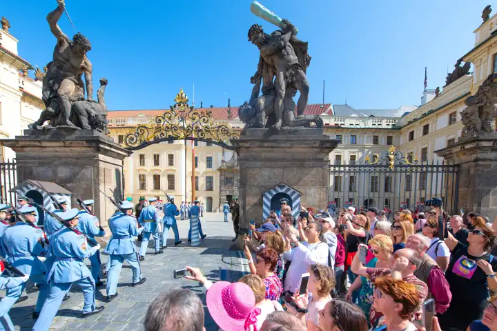 Prag, Tschechische Republik - 5. September 2019: Wachablösung mittags auf der Prager Burg