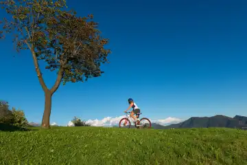 Mädchen mit Mountainbike auf der Wiese