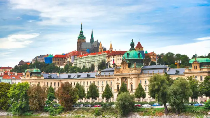 Prag, Tschechische Republik - 6. September 2019: Prag und seine Burg an der Spitze
