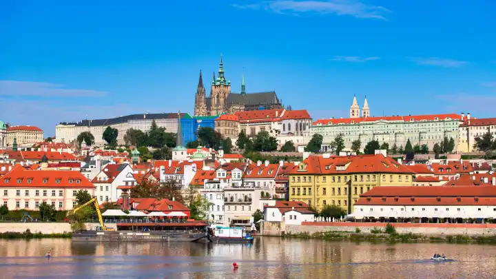 Blick auf Prag an der Moldau mit der Veitskathedrale