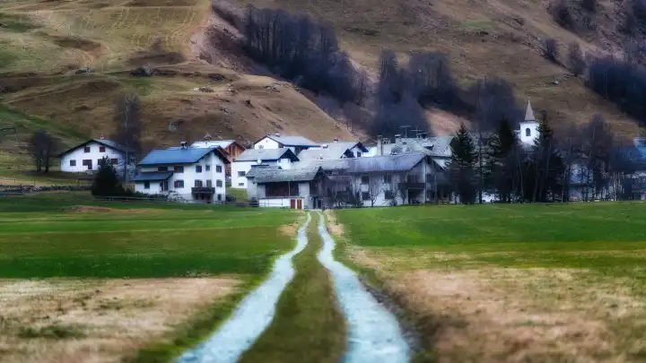 Weg zum kleinen Dorf in der Schweiz