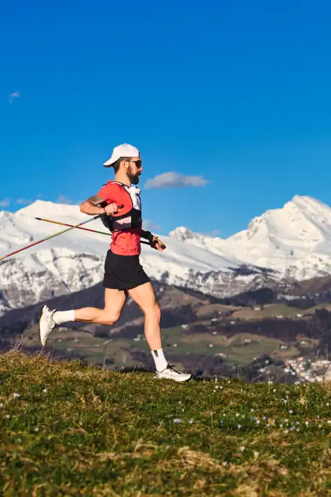 Sportlicher Mann übt Nordic Walking in den Hügeln
