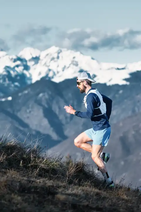 Ein Mann läuft in den Bergen der italienischen Alpen