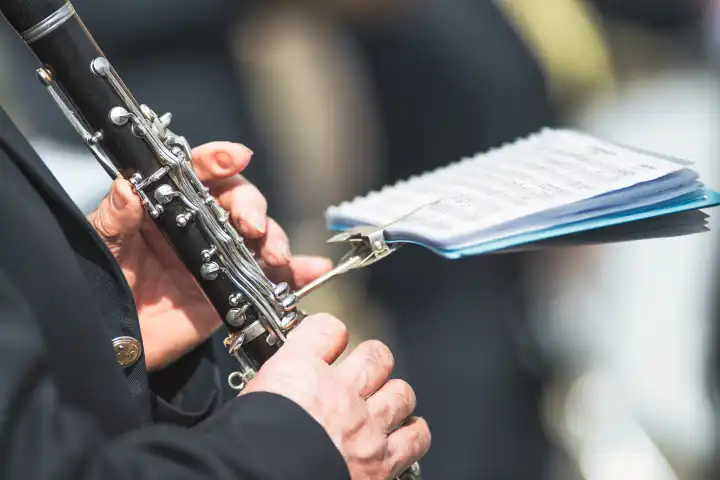 Details von Klarinette spielenden Händen während eines Volksfestes in Norditalien