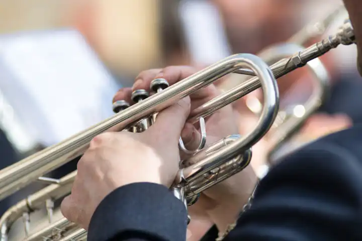 Details von Männerhänden, die während eines Volksfestes in Norditalien Trompete spielen